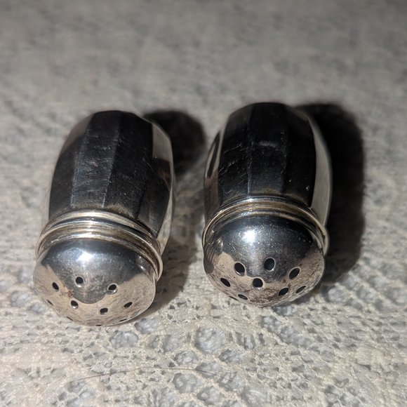 Vintage sterling silver miniature salt and pepper shaker set . - Picture 3 of 6